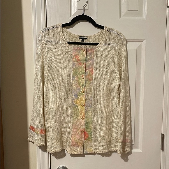 Chic Cream Cardigan with Floral Details - Picture 1 of 14